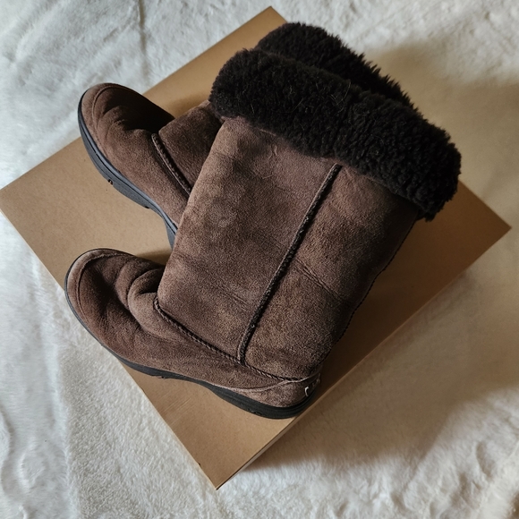 UGG- Boots - Picture 7 of 12